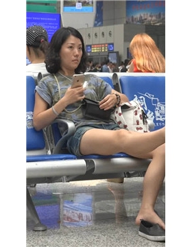 把脚放到行李箱上的妹纸 [226 MB/WMV]