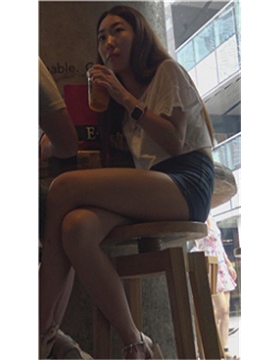 4k-跟闺蜜奶茶店喝奶茶的美丽女孩 [4.43 GB]