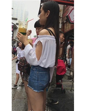 身材超级劲爆的牛仔短裤美女 [2.22 GB]