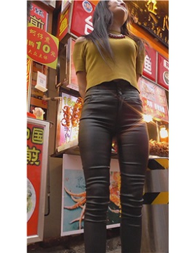 近距离贴身拍摄黑色紧身皮裤美臀少妇 [1.27 GB]