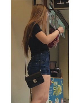 高腰紧身热裤苹果臀美女边逛街边撸串 [1.10 GB]