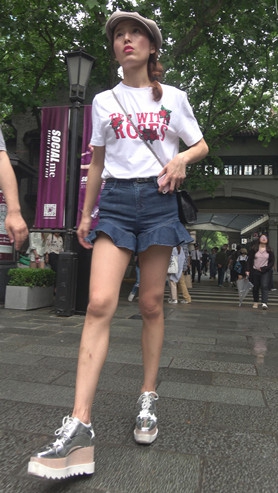 戴着帽子的裤裙美女[1.96G/MP4]