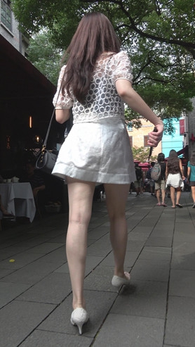 漂亮的白嫩美腿白裙美女[1.53G/MP4]