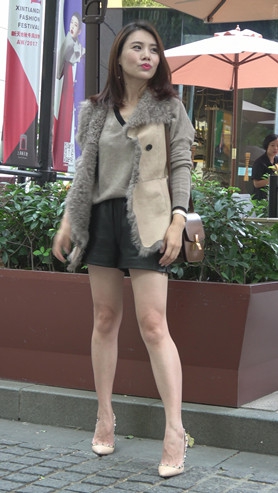 漂亮的白嫩美腿气质美女一[1.35G/MP4]