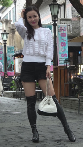 漂亮的高靴黑热裤美女[1.15G/MP4]