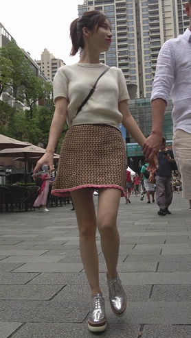瘦瘦的漂亮小美女[1.55G/MP4]