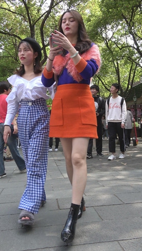 玩手机的高腰时尚小姐姐[1.28G/MP4]