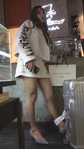 和闺蜜一起逛街的两个小姐姐[925M/MP4]