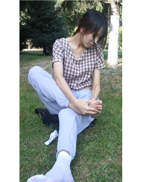 小岩女神公园草地上秀美足，好漂亮。