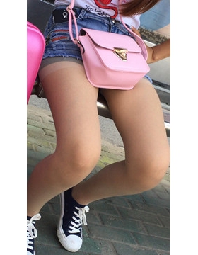 帆布鞋牛仔热裤配肉丝，妹子略显稚嫩的装扮