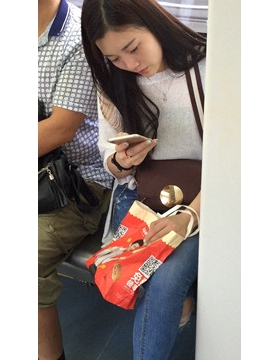 为手机充电席地而坐+车厢内超美红鞋紧身牛仔裤美眉。