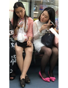 对面坐的两美女有点小诱惑，还让不让人好好坐地铁啦。