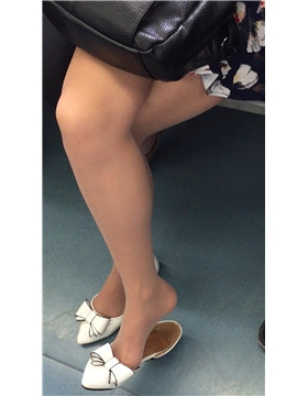 美女诱人的丝足，不断挑动，也挑动了我的心。