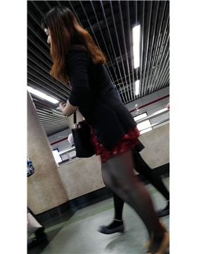 4k-刚下地铁的黑丝美腿美女