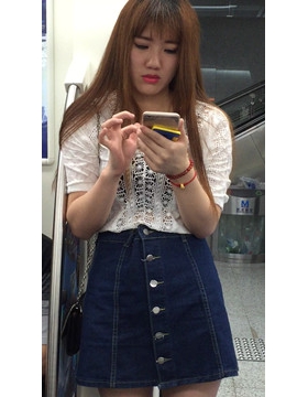 地铁偶遇大红唇美女，超文静甜美。