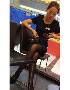 吃饭偶遇黑丝高跟长腿OL制服美眉。