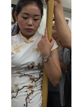 旗袍少妇有心事，闷闷不乐的一副苦瓜脸。