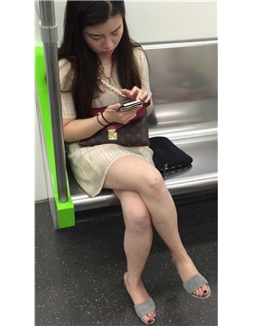 地铁偶遇白皙美腿美女。