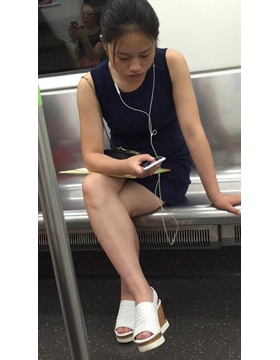 地铁上无聊的妹子，听着歌曲东张西望。