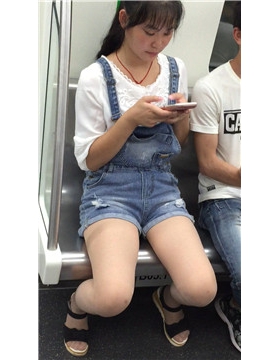 地铁偶遇吊带牛仔热裤文静小美女，还穿肉丝的哦。