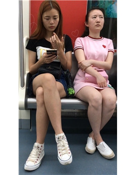 地铁上拍摄两位白腿美眉。