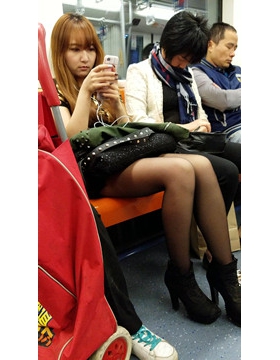 4k-地铁上拍摄甜美黑丝高跟鞋金发美眉。