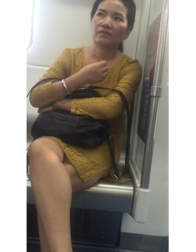 地铁上拍摄性感尖嘴小高跟的熟女，挑鞋很6666