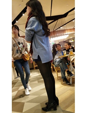 逛商场偶遇黑丝少妇，风韵犹存