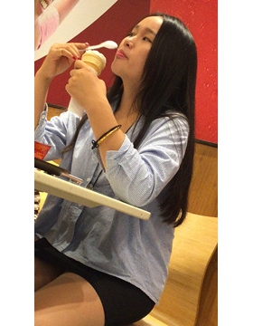 尖嘴高跟鞋肉丝OL包臀裙美女在吃甜筒，动作诱惑吗