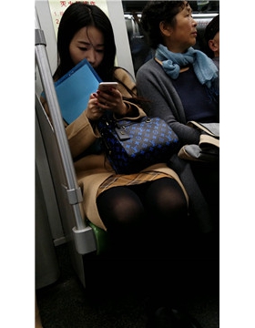 4k-黑丝美腿美眉地铁上玩手机被拍