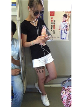 大腿上满是纹身的狂野妹子，白腿热裤板鞋好身材。