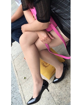 公交站遇见极品美腿高跟鞋少妇，有韵味加性感。