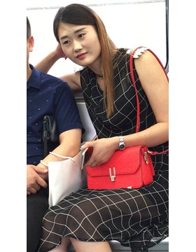 地铁上偶遇笑容甜美的长腿女神