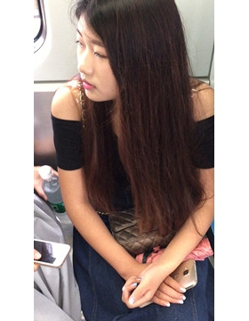 地铁上拍摄文静甜美颜值高的女孩