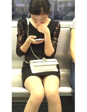 地铁车厢内的黑色包臀裙美腿美女