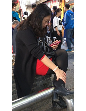 逛街累了歇歇脚的黑丝熟女，超级有韵味