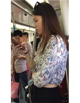 地铁上拍摄美腿美女，颜值逆天的高。