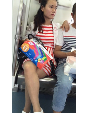 目光呆滞的肉丝美腿美女