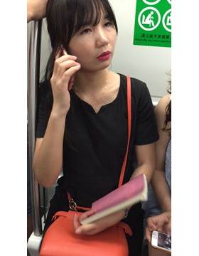 地铁上拍摄红唇性感OL制服美眉