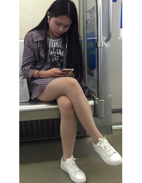 有点小无聊的妹子，你睡觉我摄你肉丝板鞋大长腿。