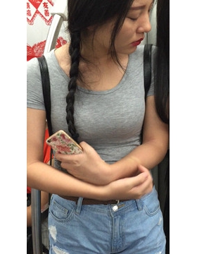 丰满紧身T恤热裤妹子，被那红唇迷住了。
