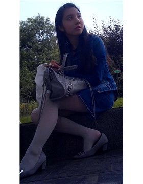花坛边坐着的美腿小美女，肉丝哦。