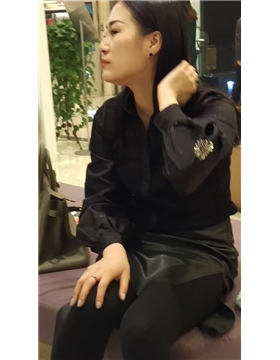 黑丝美足妹子鞋店试鞋，脚太漂亮啦。
