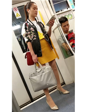 黄色短裙，丝袜，高跟高挑美女