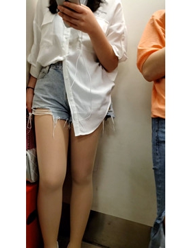 地铁上的白衬衫热裤小姐姐 [240 MB/mp4]