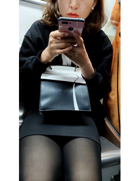 黑色紧身裙女子近拍 [615 MB/mp4]