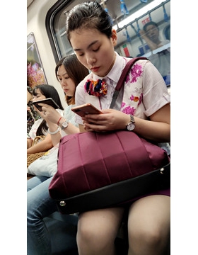 街拍丝袜制服靓妹 [571 MB/mp4]