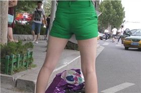 4k-美腿岔开宽臀少妇在等车，姿势真放得开