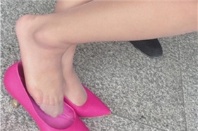粉色尖嘴高跟鞋肉色丝袜玉足美女