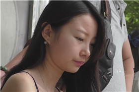 4k-公交站等车的粉嫩玉足小清新美女
